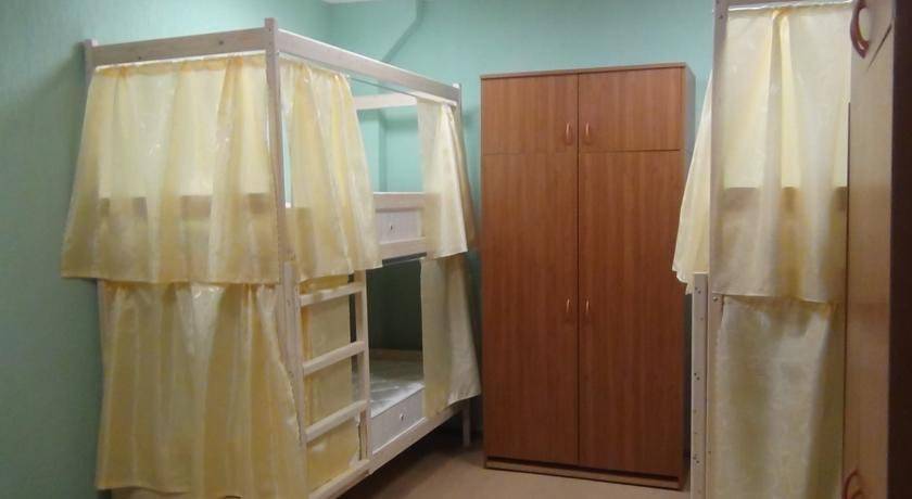 Нижнее спальное место на двухъярусной кровати в общем 10-местном номере для мужчин